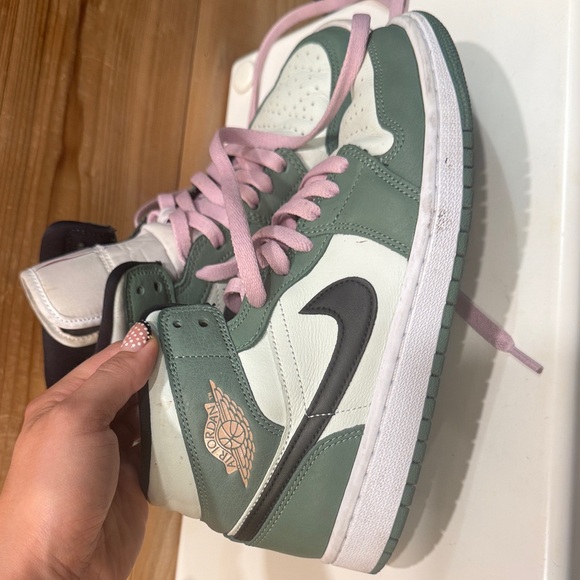 Air Jordan 1 Mid SE ‘Dutch Green’ - Picture 4 of 9